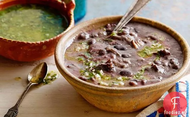 Sopa de Frijoles Negros con Mojo
