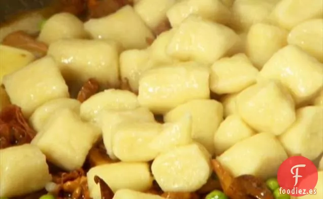 Ñoquis con Prosciutto, Guisantes y Rebozuelos