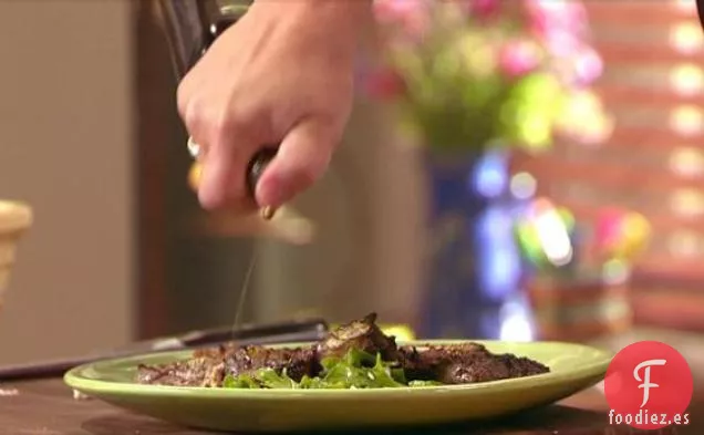 Chuletas de Cordero Marinadas con Tzatziki, Rúcula y Queso Feta