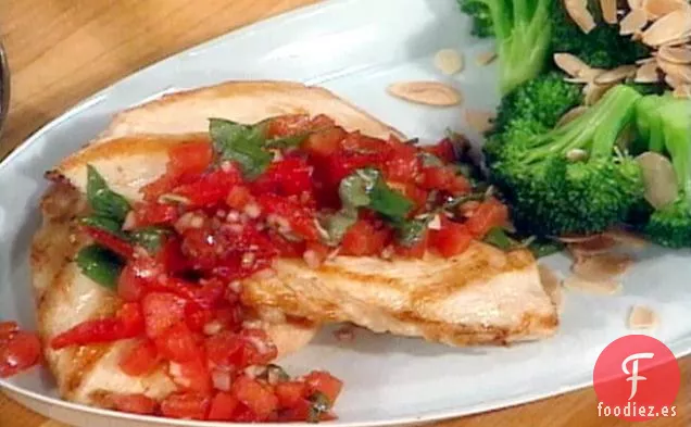 Pollo Toscano con Salsa de Tomate y Albahaca y Brócoli Tostado con Almendras