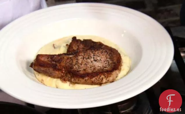 Chuletas de Cerdo Asadas con Queso Cheddar y Sémola de Tocino