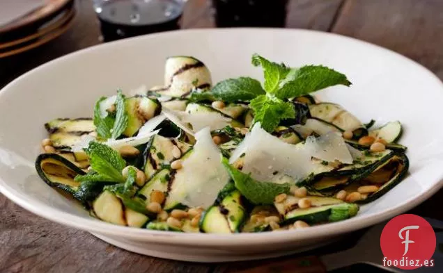 Ensalada de Calabacín a la Plancha con Vinagreta de Hierbas de Limón y Romano Afeitado y Piñones Tostados