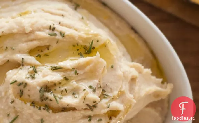 Hummus De Ajo Asado Y Frijoles Blancos, Servido Tibio