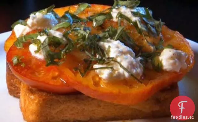 Tostada de Tomate Texas con Ajo Asado para Untar y Ricotta Casera