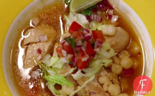 Posole de Pollo Cocido a Presión con Salsa de Aguacate y Tomatillo