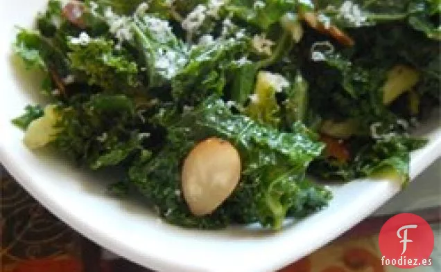Col Rizada con Piñones y Parmesano Rallado