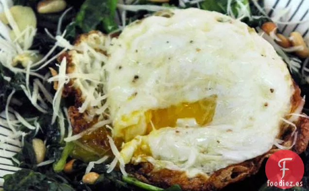 Hojas De Ajo Con Piñones Y Un Huevo