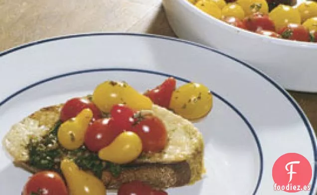 Tomates Cherry Marinados Sobre Pan De Ajo Provolone Caliente