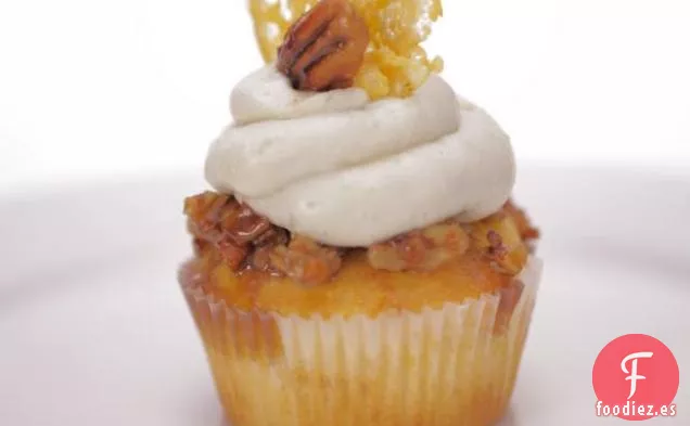 Cupcakes de queso cheddar picante con cobertura de nueces confitadas y glaseado de queso azul y miel