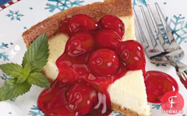 Pastel de tarta de queso con cerezas