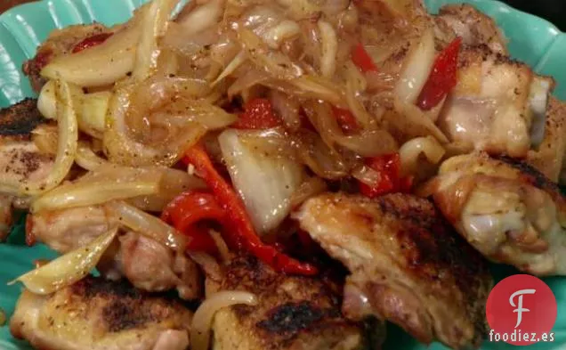 Muslos de pollo asados con hinojo, cebolla y pimientos rojos asados
