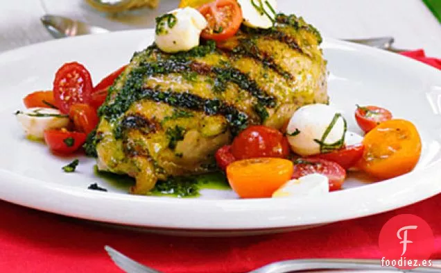 Pollo a la Parrilla con Ajo y Albahaca con Salsa de Caprese