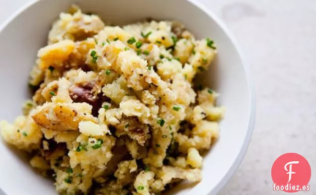 Papas Nuevas Trituradas Con Ajo Y Cebollino