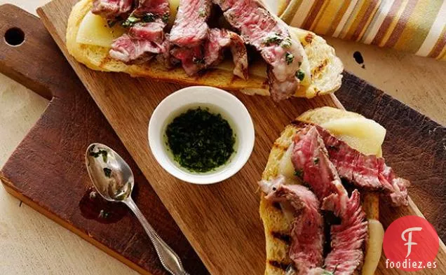 Mini Sándwiches de Carne de Cara Abierta sobre Pan de Ajo con Provolona Envejecida y Aceite de Perejil