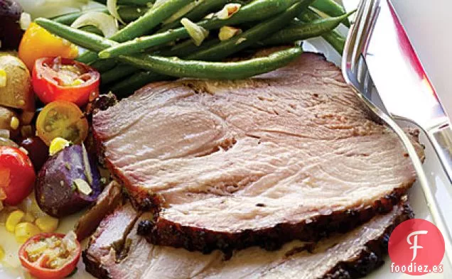 Paleta de Cerdo a la Brasa con Hierbas Frescas y Ajo Asado