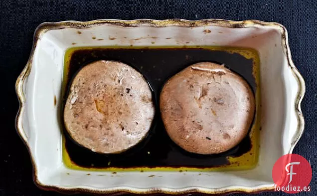 Hamburguesas De Gouda Portobello Apiladas Con Ajo Asado