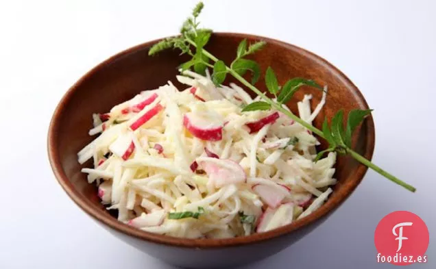 Ensalada alemana de colinabo, manzana y rábano