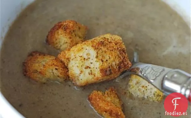 Sopa Cremosa De Puerros De Champiñones Con Picantes De Queso Parmesano