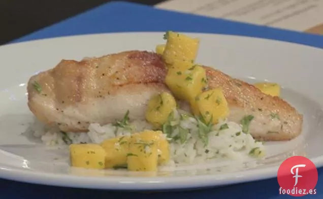 Mahi-Mahi Chamuscado con Salsa de Mango y Arroz Fragante