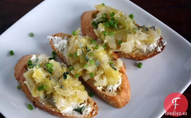 Crostini Con Queso De Cabra Y Puerro Confitado
