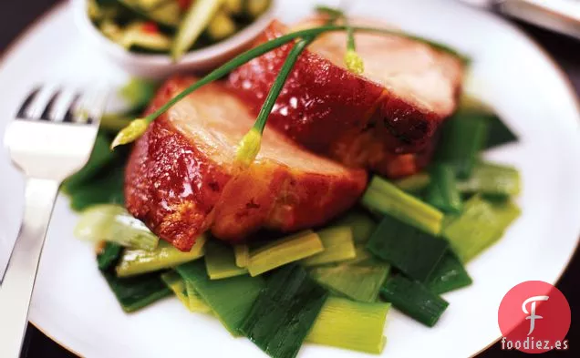 Paletilla de Cerdo Glaseada con Miel y Puerros Estofados