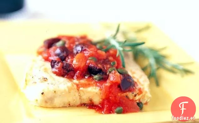 Mahimahi Escalfado con Aceite de Oliva y Salsa de Tomate Mediterránea