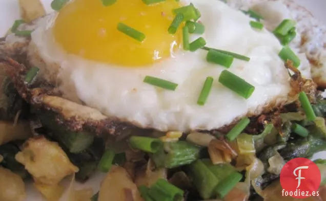 Hachís de Puerro de Patata con Espárragos (Es Vegano Hasta que pones un Huevo encima)