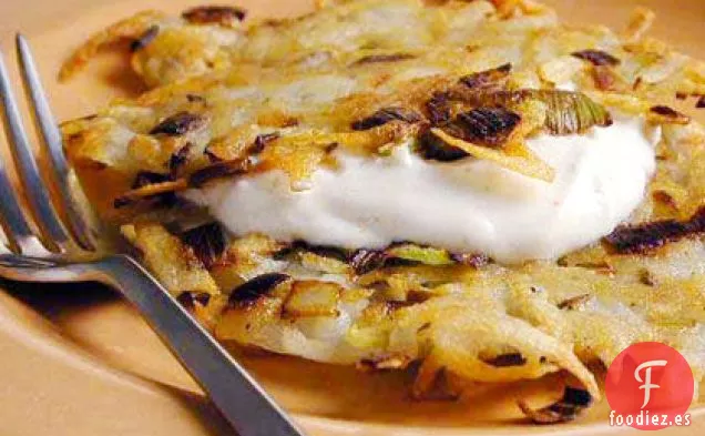 Latkes de Puerro, Patata y Alcaravea con Crema Agria Especiada