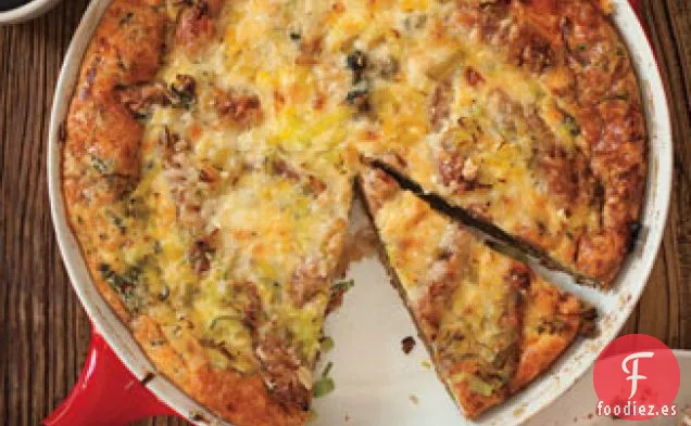 Cazuela De Desayuno De Patatas, Salchichas Y Espinacas