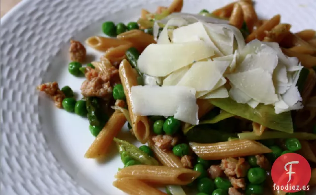 Pasta De Primavera Con Puerros, Guisantes, Espárragos Y Salchichas
