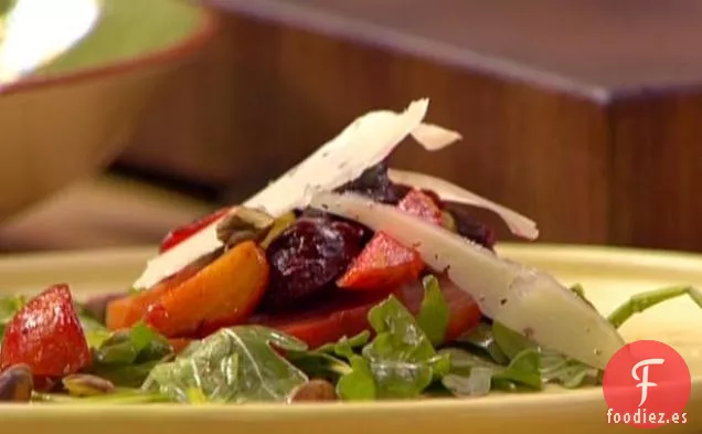 Ensalada de remolacha asada con rúcula, pistachos y queso pecorino rallado
