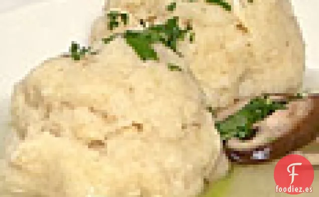 Consomé de Hierba de Limón con Bolas de Matzoh, Puerros y Setas Shiitake