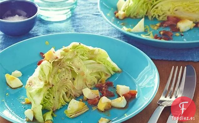 Ensalada de cuñas iceberg con aderezo tibio de tocino