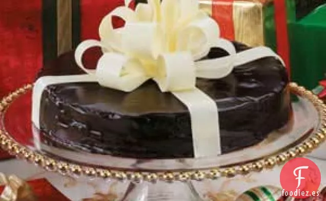 Pastel de chocolate envuelto para regalo