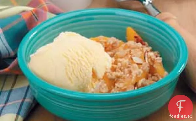 Crujiente de duraznos y crema