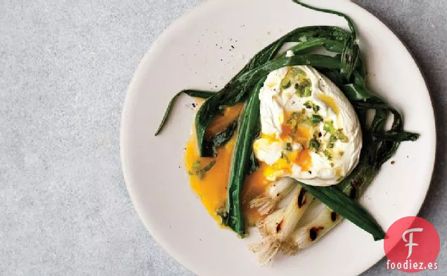 Cebolletas Chamuscadas Con Huevos Escalfados