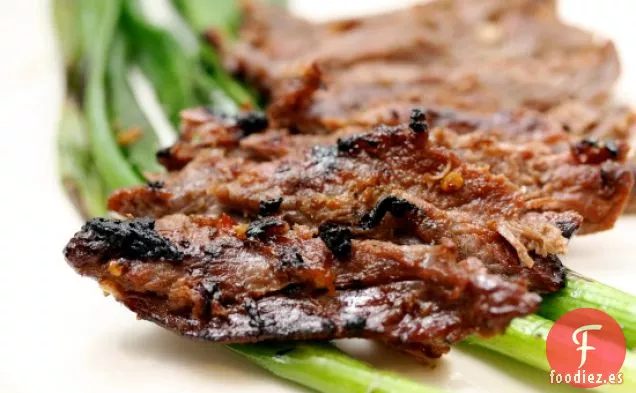 Bistec de Falda a la Parrilla Asiática y Cebollas Verdes Carbonizadas