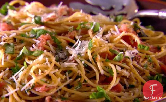 Espaguetis integrales con queso pecorino, prosciutto y pimiento (otoño)