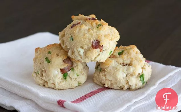 Galletas De Tocino, Queso De Cabra Y Cebolla Verde