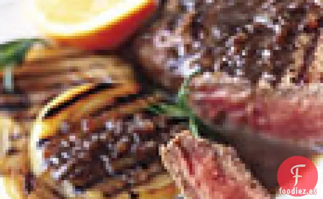 Carne A La Parrilla Y Cebollas Con Salsa De Mantequilla Balsámica Y Romero