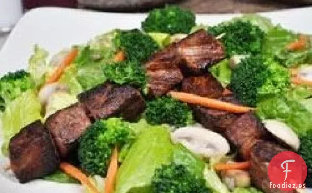 Ensalada de brochetas de bistec y verduras