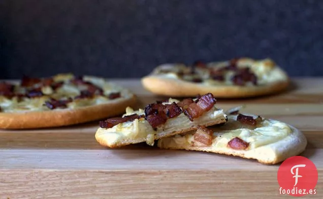 Pizza Con Tocino, Cebolla Y Crema