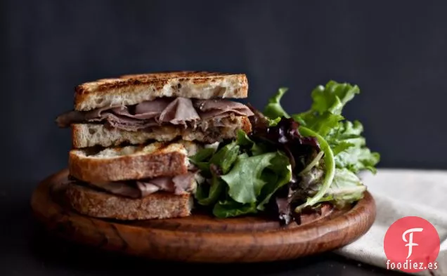 Sándwiches De Carne Asada Con Cebolla Glaseada Balsámica Y Queso Azul