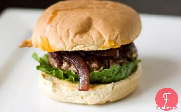 Hamburguesas De Bisonte Con Cebolla Cabernet Y Queso Cheddar De Wisconsin