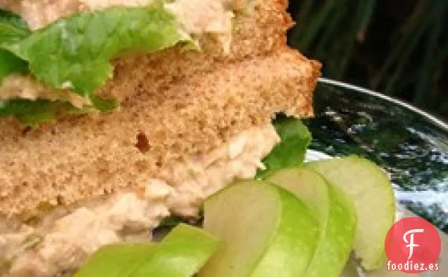 El famoso relleno de sándwich de ensalada Waldorf de atún de Darra