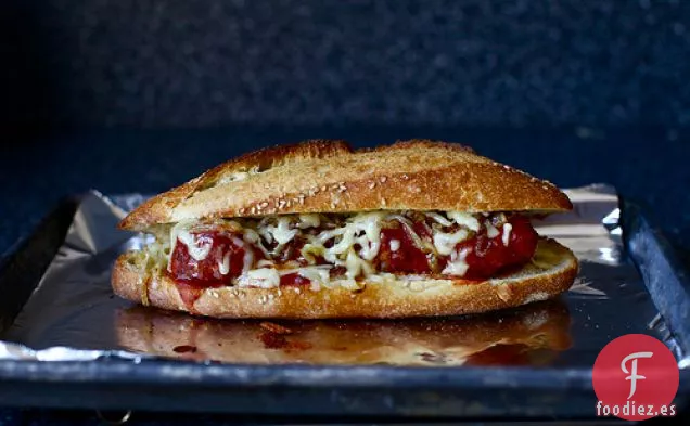 Bocadillos De Albóndigas Con Cebollas Caramelizadas