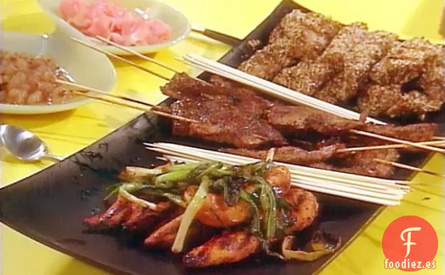 Fiesta de barbacoa al estilo japonés: pollo yakitori, carne de res con jengibre y soja, ahi braseado con 5 especias y sésamo