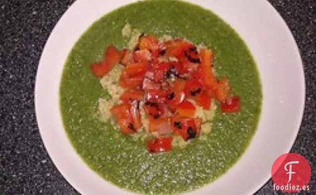 Puré de sopa de cosas verdes con salsa de quinua y pimientos