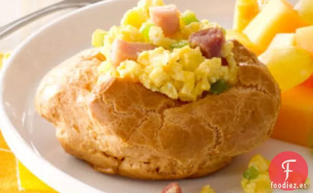 Plato principal de brunch puffs