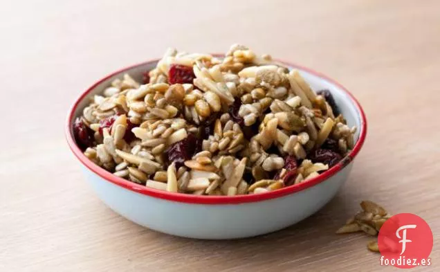 Mezcla de frutos secos con semillas de calabaza y cerezas secas